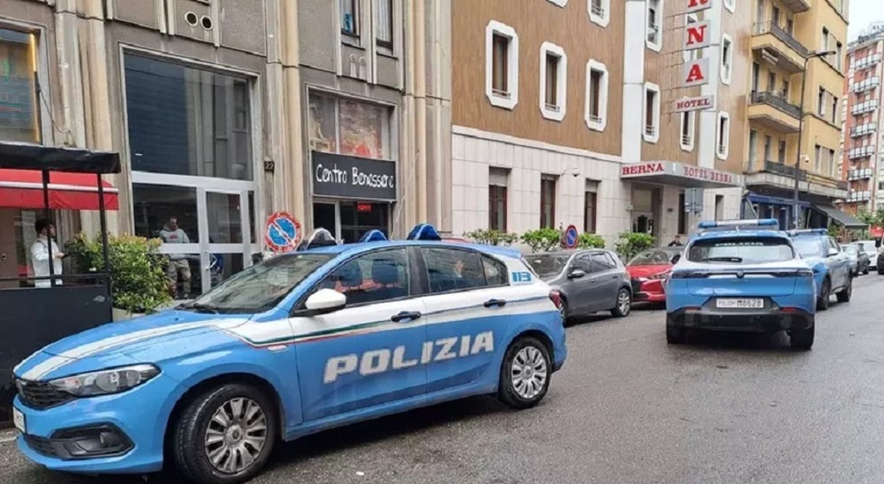 Omicida in fuga a Milano: fuori dal carcere per lavorare, accoltella un collega in hotel e scappa. Scomparsa anche una dipendente dello stesso Hotel Omicida in fuga a Milano: fuori dal carcere per lavorare, accoltella un collega in hotel e scappa. Scomparsa anche una dipendente dello stesso Hotel