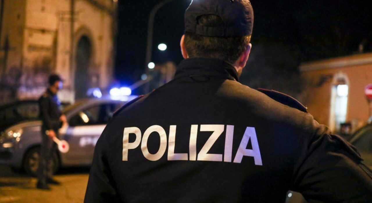 A Roma, due rapinatori incappucciati e armati assaltano il McDonald’s di via Tor Tre Teste, tenendo in ostaggio i dipendenti. Quali dettagli si celano dietro questo episodio? A Roma, due rapinatori incappucciati e armati assaltano il McDonald’s di via Tor Tre Teste, tenendo in ostaggio i dipendenti. Quali dettagli si celano dietro questo episodio?