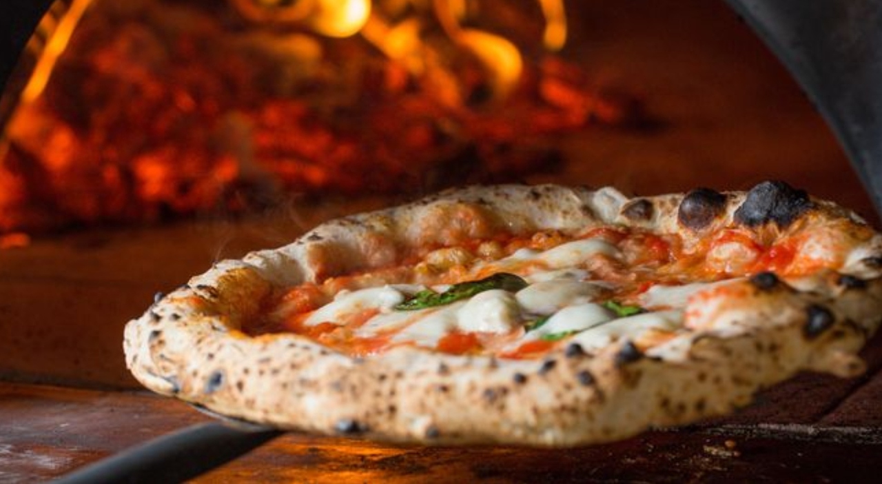 Pizza sempre più cara, a Reggio Emilia e Siena i prezzi più alti: ecco qual è la città (non è Napoli) dove costa meno Pizza sempre più cara, a Reggio Emilia e Siena i prezzi più alti: ecco qual è la città (non è Napoli) dove costa meno