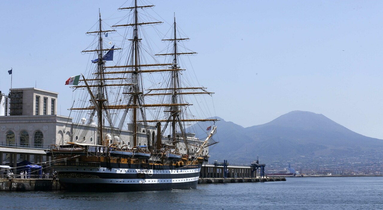 La nave Amerigo Vespucci torna a Napoli: l La nave Amerigo Vespucci torna a Napoli: l