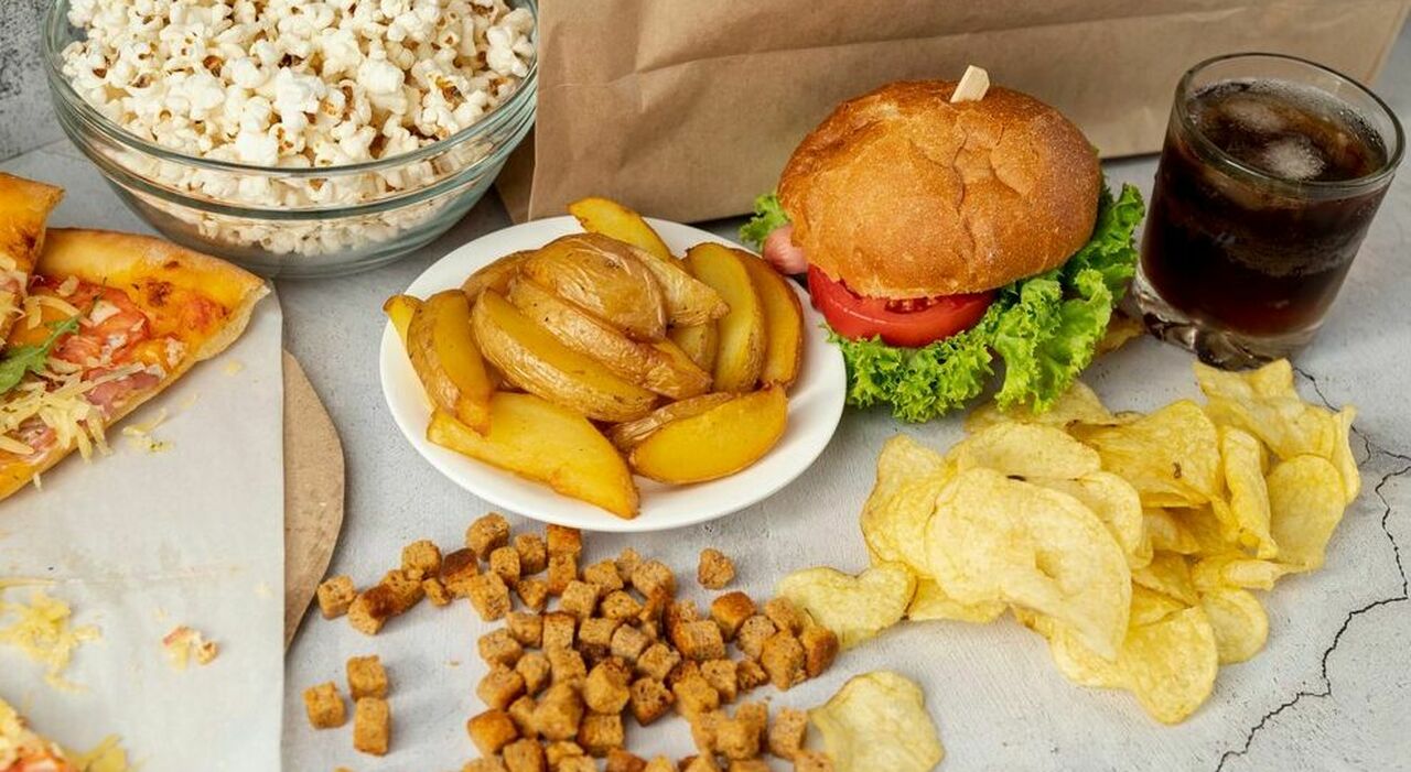 Obesità infantile, i bambini che guardano spot sul cibo spazzatura consumano 130 calorie in più al giorno: «Bastano 5 minuti» Obesità infantile, i bambini che guardano spot sul cibo spazzatura consumano 130 calorie in più al giorno: «Bastano 5 minuti»