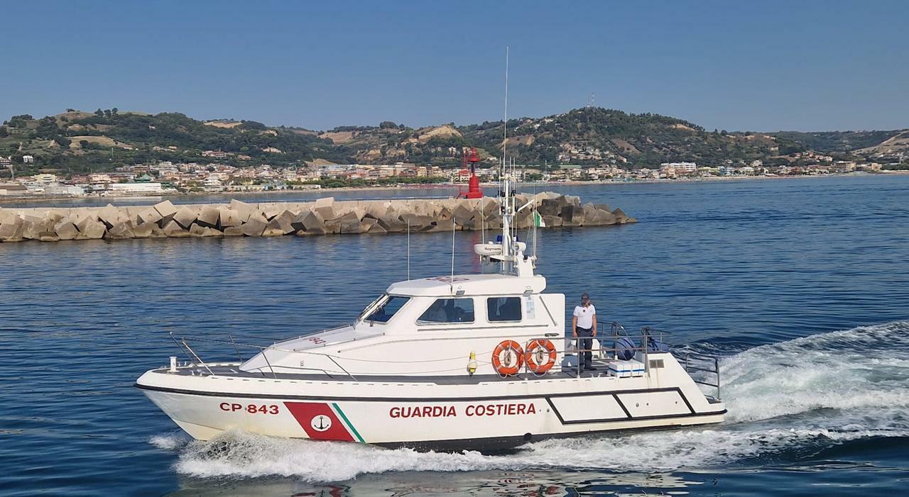 Pesca di frodo, cestelli e boe: sequestri della Capitaneria. Le attrezzature scoperte a soli 300 metri dalla spiaggia Pesca di frodo, cestelli e boe: sequestri della Capitaneria. Le attrezzature scoperte a soli 300 metri dalla spiaggia