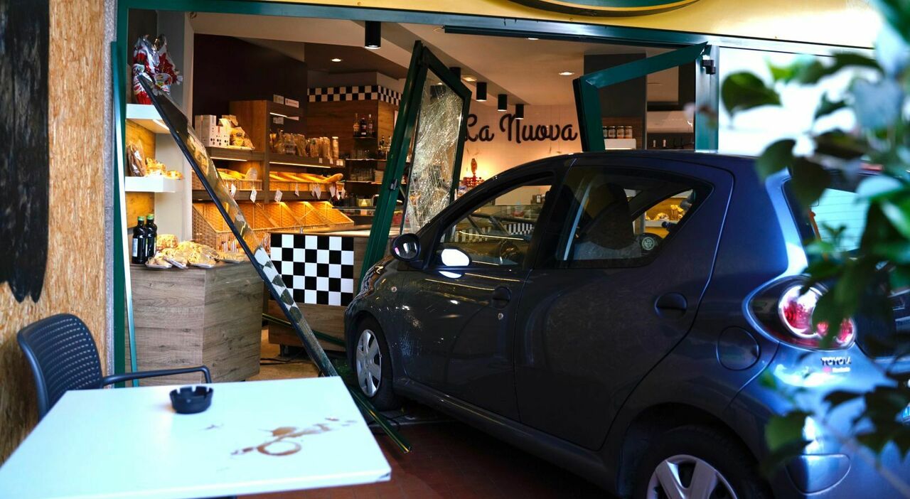 Auto fuori controllo piomba contro un negozio e abbatte la vetrina: panico all Auto fuori controllo piomba contro un negozio e abbatte la vetrina: panico all