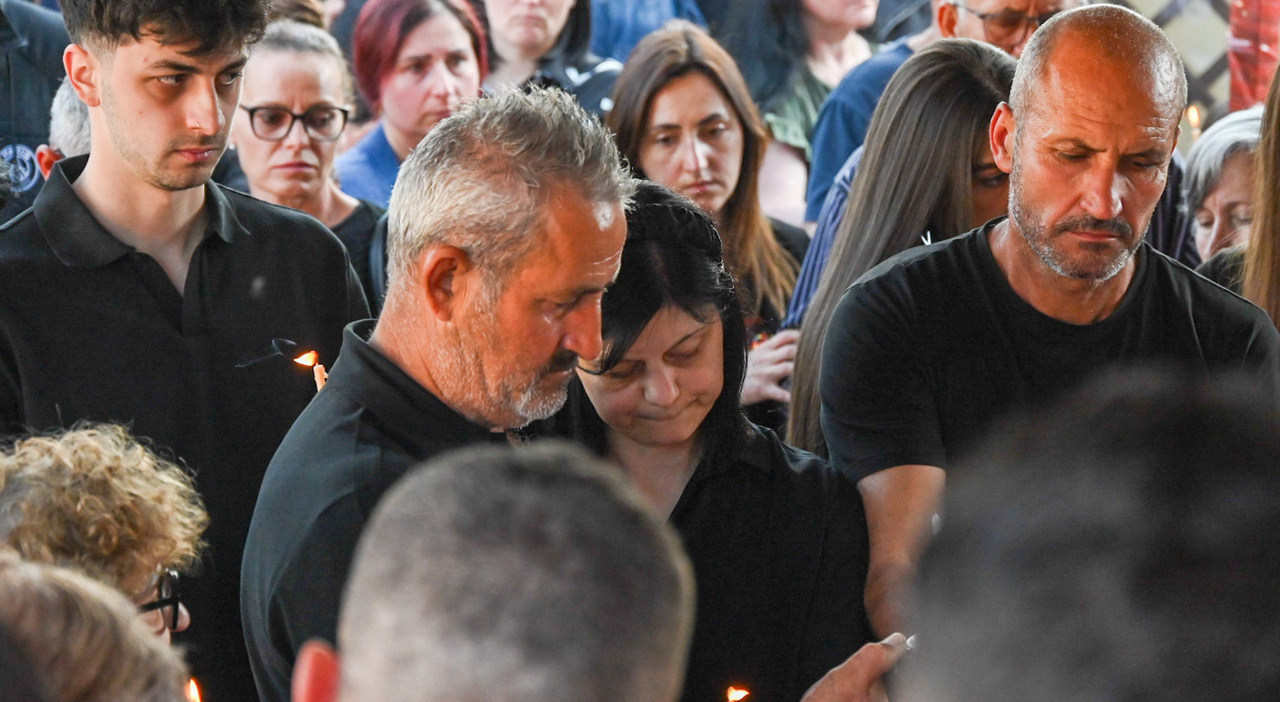 Lorenzo Cristea, il dolore di mamma e papà abbracciati da 200 amici del ventenne: «Non si può morire così». Giovedì il funerale Lorenzo Cristea, il dolore di mamma e papà abbracciati da 200 amici del ventenne: «Non si può morire così». Giovedì il funerale