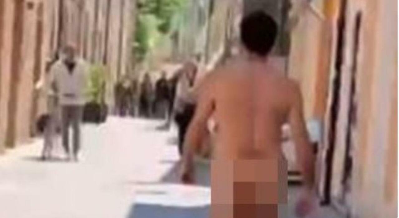Stupore in centro a Fano, c?è un uomo nudo tra i negozi. Era in stato confusionale GUARDA IL VIDEO Stupore in centro a Fano, c?è un uomo nudo tra i negozi. Era in stato confusionale GUARDA IL VIDEO