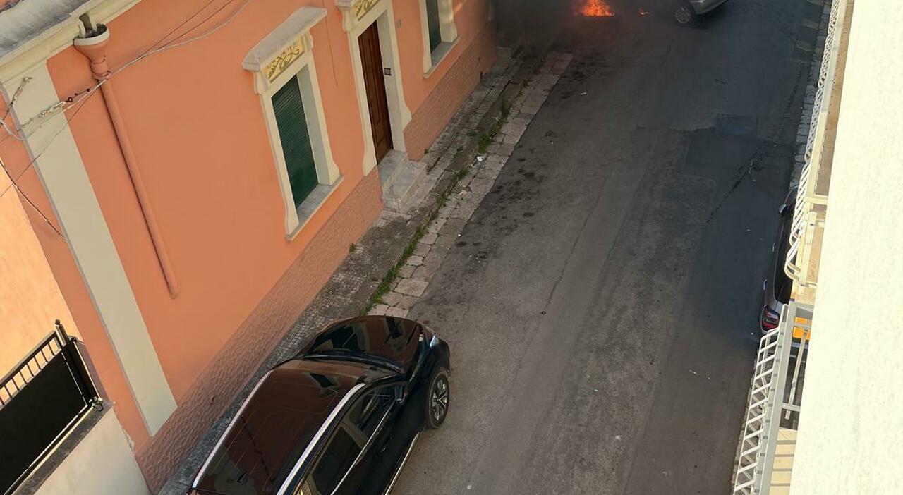 Salento, auto a fuoco mentre fa manovra: paura in strada Salento, auto a fuoco mentre fa manovra: paura in strada