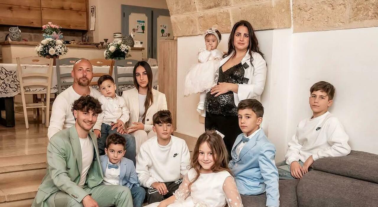 Salento, la famiglia dei record: arriva il decimo figlio. E il nome è un omaggio a Leone XIV Salento, la famiglia dei record: arriva il decimo figlio. E il nome è un omaggio a Leone XIV