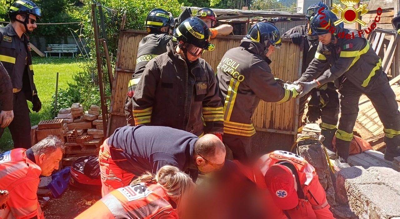 crolla un muro e travolge un uomo rimasto con le gambe bloccate sotto le macerie l intervento per liberarlo da Ilgazzettino.it crolla un muro e travolge un uomo rimasto con le gambe bloccate sotto le macerie l intervento per liberarlo