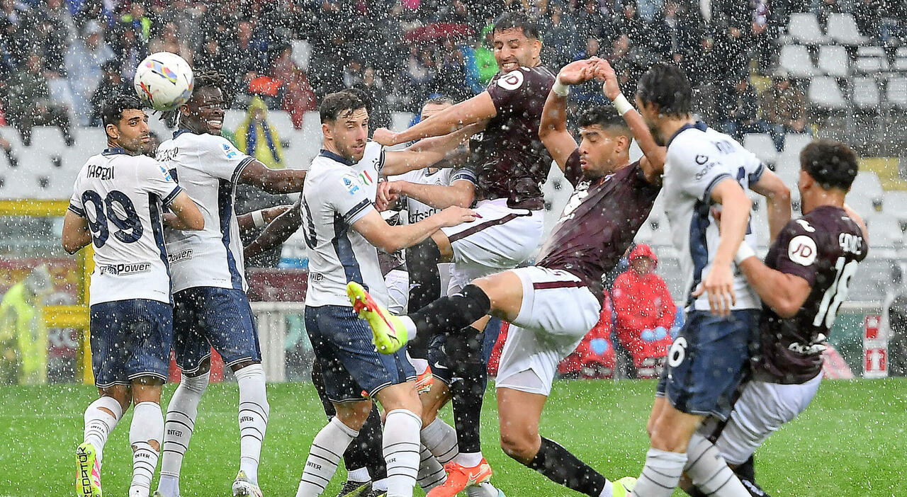 Torino Inter 0 2, Inzaghi aggancia Conte sotto il diluvio Torino Inter 0 2, Inzaghi aggancia Conte sotto il diluvio
