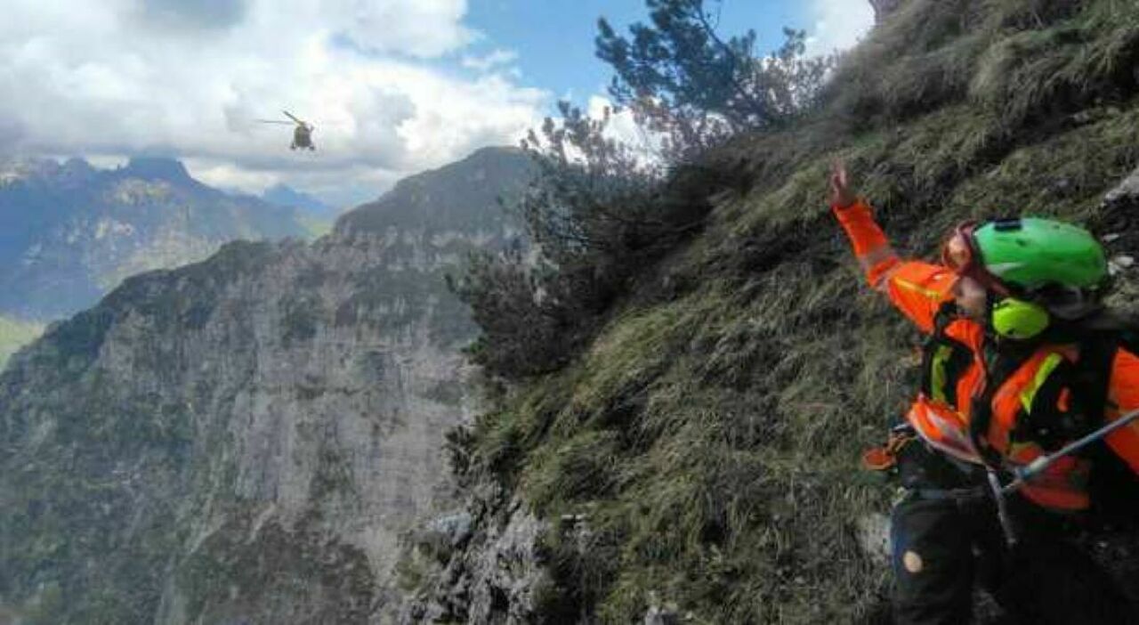 Escursionista precipita per 60 metri e muore davanti agli amici: «Lo hanno visto perdere l Escursionista precipita per 60 metri e muore davanti agli amici: «Lo hanno visto perdere l