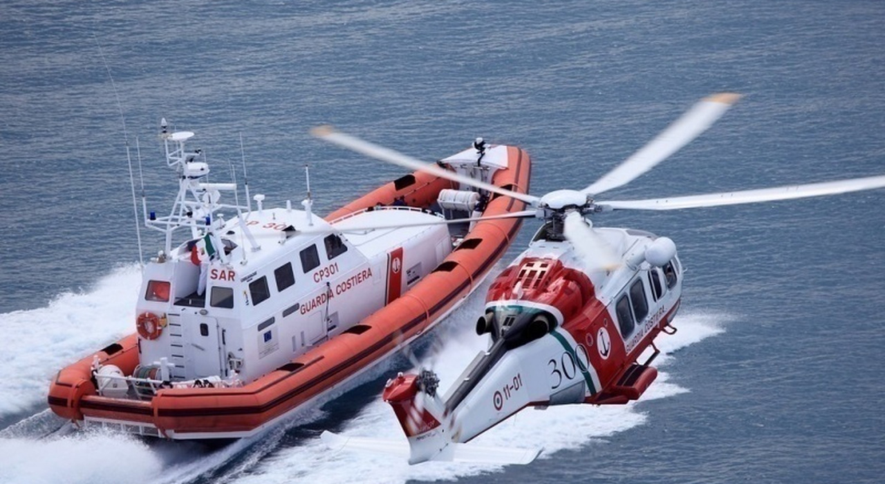 Attacco cardiaco al largo di Ancona, la Guardia Costiera interviene in soccorso su un traghetto. Passeggero portato all Attacco cardiaco al largo di Ancona, la Guardia Costiera interviene in soccorso su un traghetto. Passeggero portato all