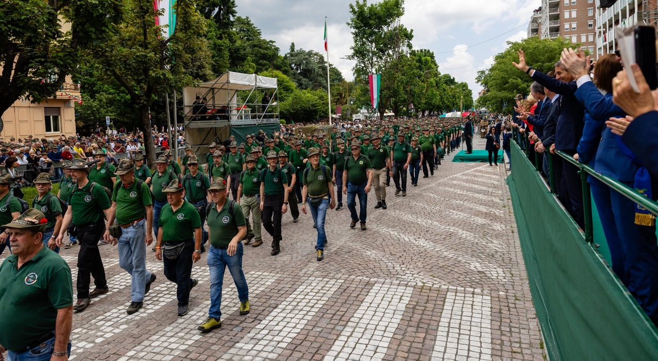 Alpini in adunata, Verona prepara la sfida 2027 con Brescia. A Biella sfilano 100mila penne nere, con il commiato di Zaia e Bottacin Alpini in adunata, Verona prepara la sfida 2027 con Brescia. A Biella sfilano 100mila penne nere, con il commiato di Zaia e Bottacin