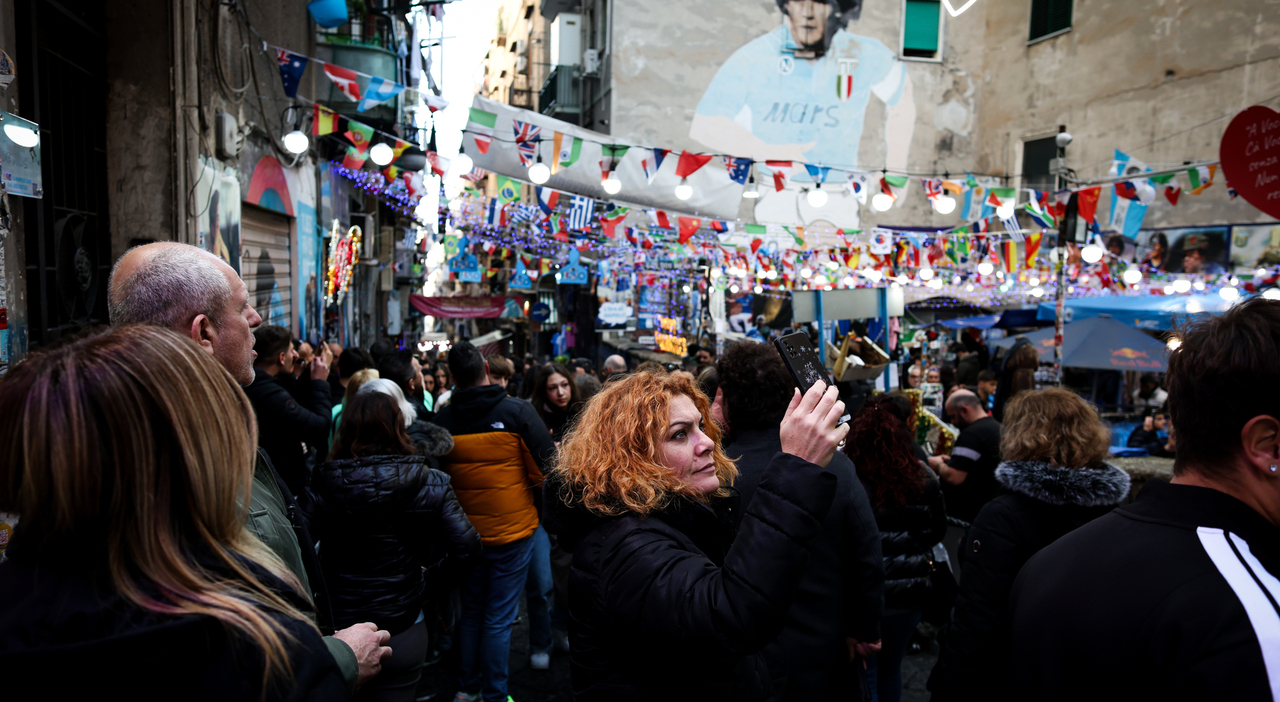 il tifo trascina i turisti un maggio da record già 500mila presenze da Ilmattino.it il tifo trascina i turisti un maggio da record già 500mila presenze