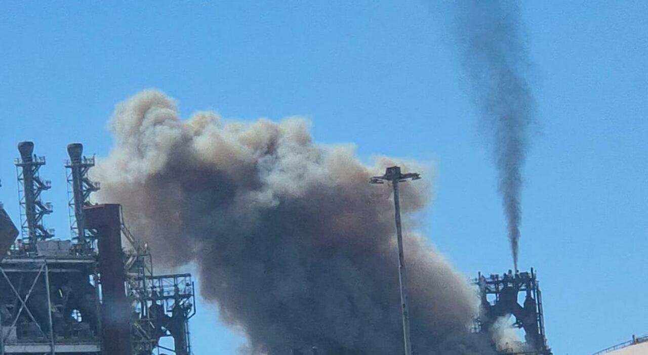 Ex Ilva, giorni difficili: il rogo e il nuovo allarme cassa integrazione Ex Ilva, giorni difficili: il rogo e il nuovo allarme cassa integrazione