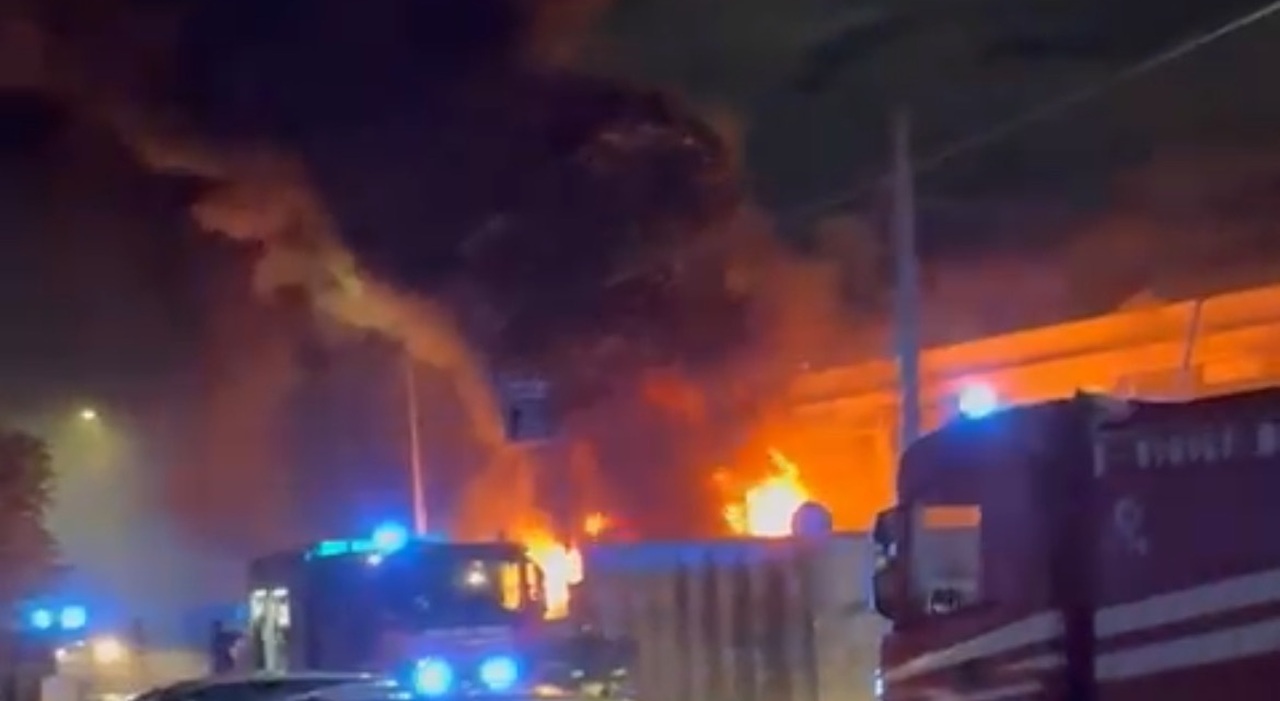 Incendio a Martina Franca: a fuoco deposito di pneumatici Incendio a Martina Franca: a fuoco deposito di pneumatici