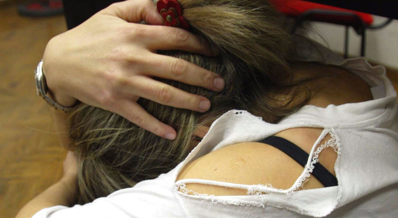 Violenza sessuale sulla nipote minorenne: in carcere il nonno 60enne dopo il ritrovamento di foto e video pedopornografici Violenza sessuale sulla nipote minorenne: in carcere il nonno 60enne dopo il ritrovamento di foto e video pedopornografici