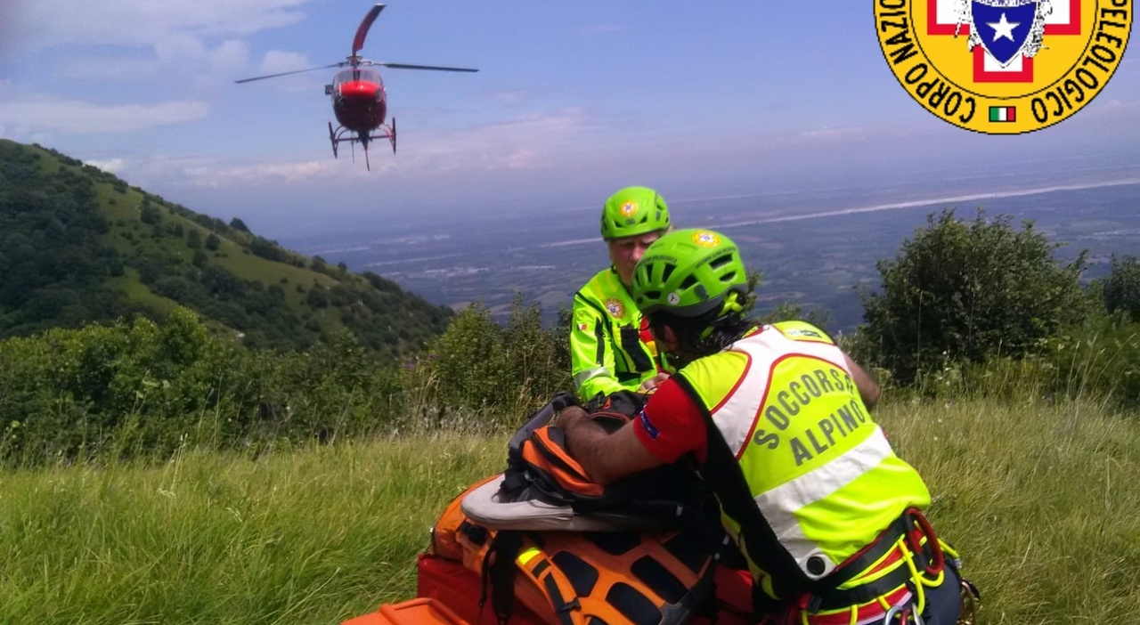 Malore sul sentiero, 65enne sviene davanti agli amici. Sul posto il Soccorso alpino che sta ancora cercando il parapendio disperso Malore sul sentiero, 65enne sviene davanti agli amici. Sul posto il Soccorso alpino che sta ancora cercando il parapendio disperso