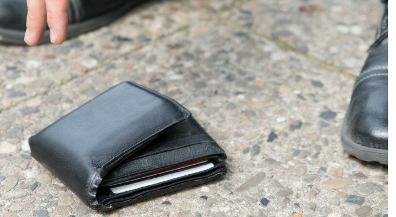 Un giovane ritrova un oggetto e lo restituisce senza chiedere nulla in cambio Un giovane ritrova un oggetto e lo restituisce senza chiedere nulla in cambio