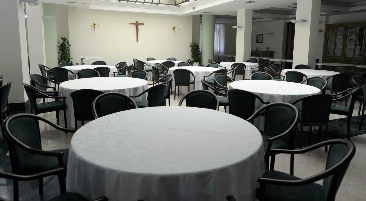 Conclave, «il cibo di Santa Marta come quello della stazione ferroviaria». Altri cardinali confermano la versione di Dolan: «Incentivo a fare presto» Conclave, «il cibo di Santa Marta come quello della stazione ferroviaria». Altri cardinali confermano la versione di Dolan: «Incentivo a fare presto»