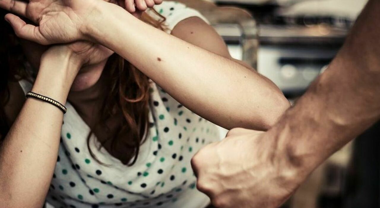 Picchia a sangue la moglie poi credendola morta la trascina sul terrazzo di casa coprendola con un tappeto: arrestato 55enne albanese Picchia a sangue la moglie poi credendola morta la trascina sul terrazzo di casa coprendola con un tappeto: arrestato 55enne albanese