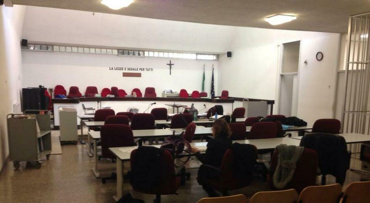 Commessa stuprata a Porto Recanati dal professore. La frase choc del docente con il coltello: «Le donne che parlano finiscono appese». Le condanne Commessa stuprata a Porto Recanati dal professore. La frase choc del docente con il coltello: «Le donne che parlano finiscono appese». Le condanne