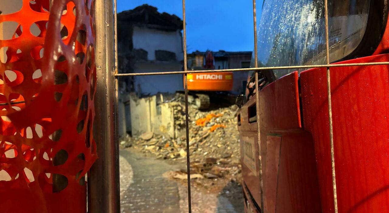allarme a tolentino lavori di demolizione post sisma di un edificio i calcinacci investono e danneggiano due case vicine una famiglia costretta a dormire fuori da Corriereadriatico.it allarme a tolentino lavori di demolizione post sisma di un edificio i calcinacci investono e danneggiano due case vicine una famiglia costretta a dormire fuori