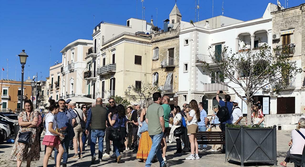 Turismo, i dati di Bari: +30% di pernottamenti in un anno. Più stranieri, italiani in calo Turismo, i dati di Bari: +30% di pernottamenti in un anno. Più stranieri, italiani in calo
