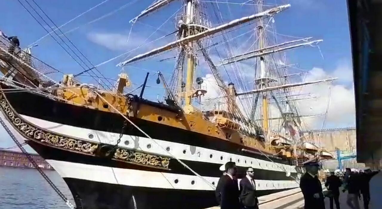 La nave Amerigo Vespucci è arrivata a Napoli: al Molo Beverello per la tappa finale del Tour Mediterraneo La nave Amerigo Vespucci è arrivata a Napoli: al Molo Beverello per la tappa finale del Tour Mediterraneo