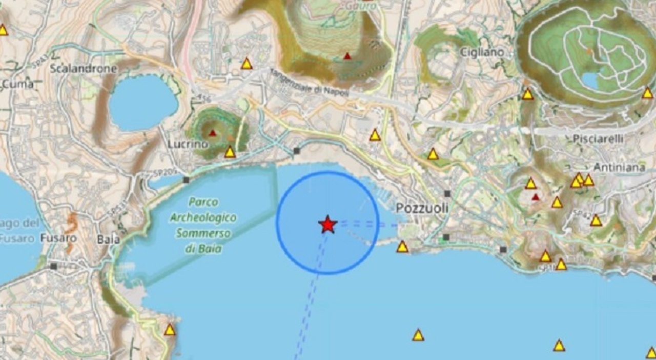 Terremoto, forte scossa 4.4 ai Campi Flegrei avvertita anche a Napoli. Evacuata l Terremoto, forte scossa 4.4 ai Campi Flegrei avvertita anche a Napoli. Evacuata l
