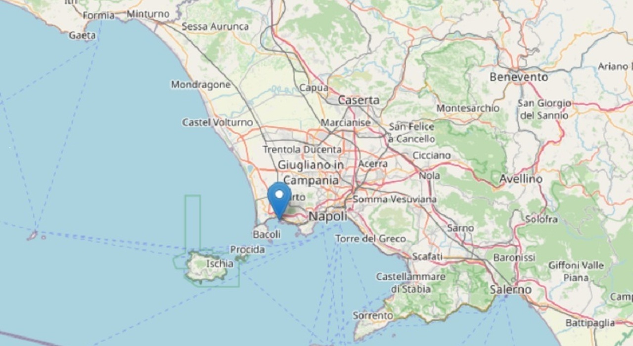 Terremoto ai Campi Flegrei, tre scosse sentite anche a Napoli: la più forte 4.4. Evacuate scuole e Universit, stop ai treni Terremoto ai Campi Flegrei, tre scosse sentite anche a Napoli: la più forte 4.4. Evacuate scuole e Universit, stop ai treni