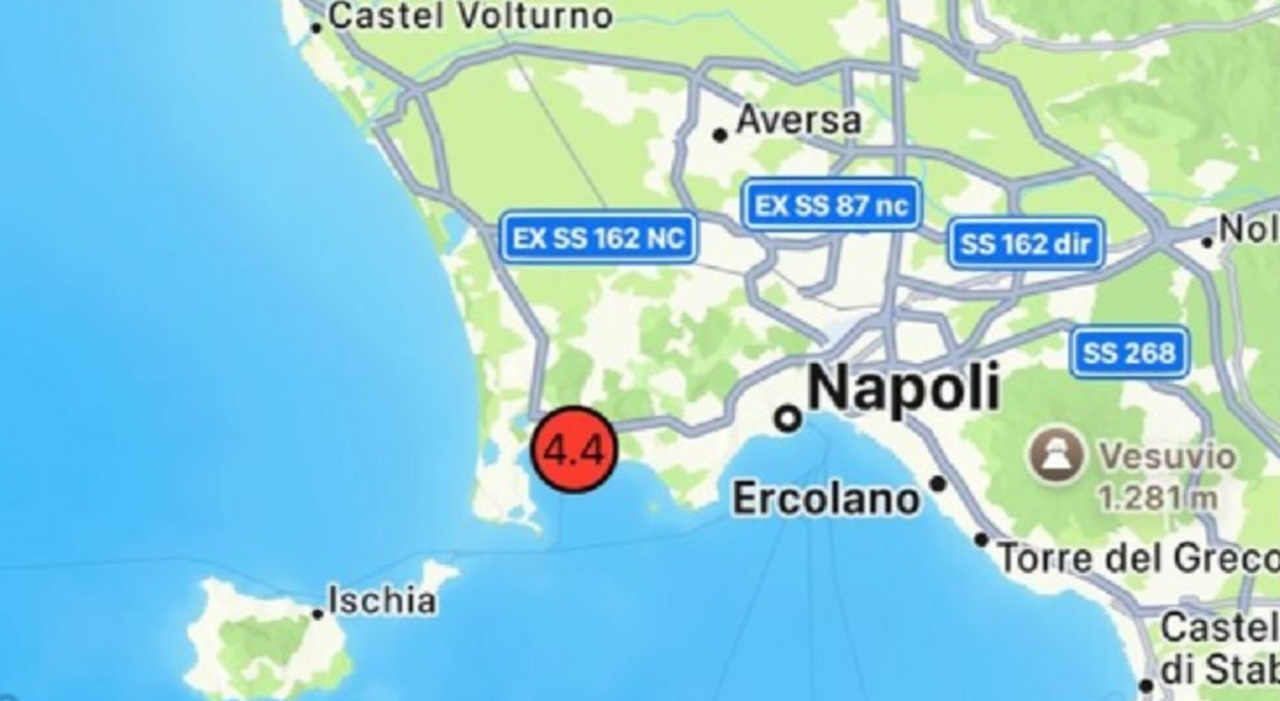 Terremoto 4.4 ai Campi Flegrei, avvertito a Napoli: evacuate scuole e università, stop ai treni. «Prima un boato, poi il terrore» Terremoto 4.4 ai Campi Flegrei, avvertito a Napoli: evacuate scuole e università, stop ai treni. «Prima un boato, poi il terrore»