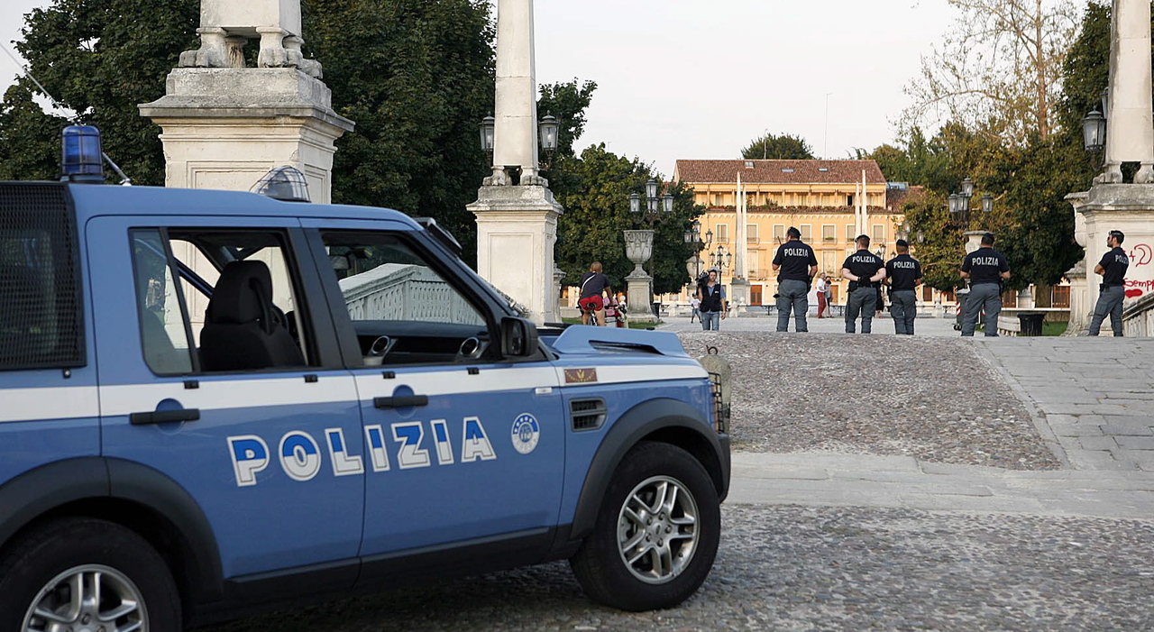 minaccia il suicidio salendo su una gru in centro a padova sul posto il negoziatore della polizia nel 2012 aveva ucciso la moglie da Ilgazzettino.it minaccia il suicidio salendo su una gru in centro a padova sul posto il negoziatore della polizia nel 2012 aveva ucciso la moglie