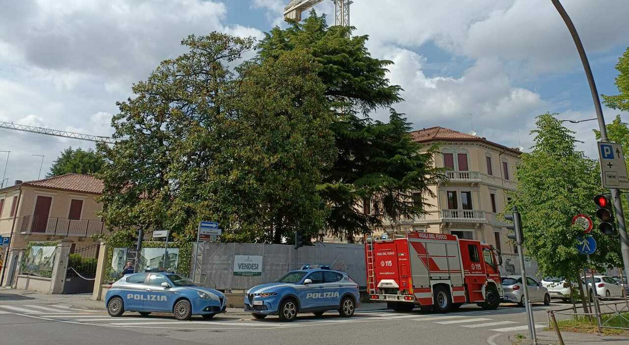 minaccia il suicidio salendo su una gru in centro a padova sul posto il negoziatore della polizia nel 2012 uccise la moglie da Ilgazzettino.it minaccia il suicidio salendo su una gru in centro a padova sul posto il negoziatore della polizia nel 2012 uccise la moglie