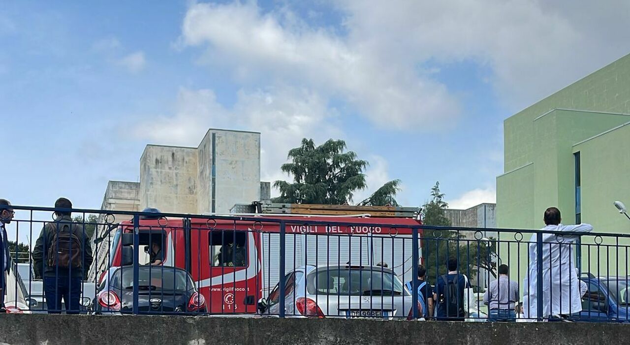 napoli incendio in un reparto del policlinico pazienti evacuati vigili del fuoco in azione da Ilmattino.it napoli incendio in un reparto del policlinico pazienti evacuati vigili del fuoco in azione