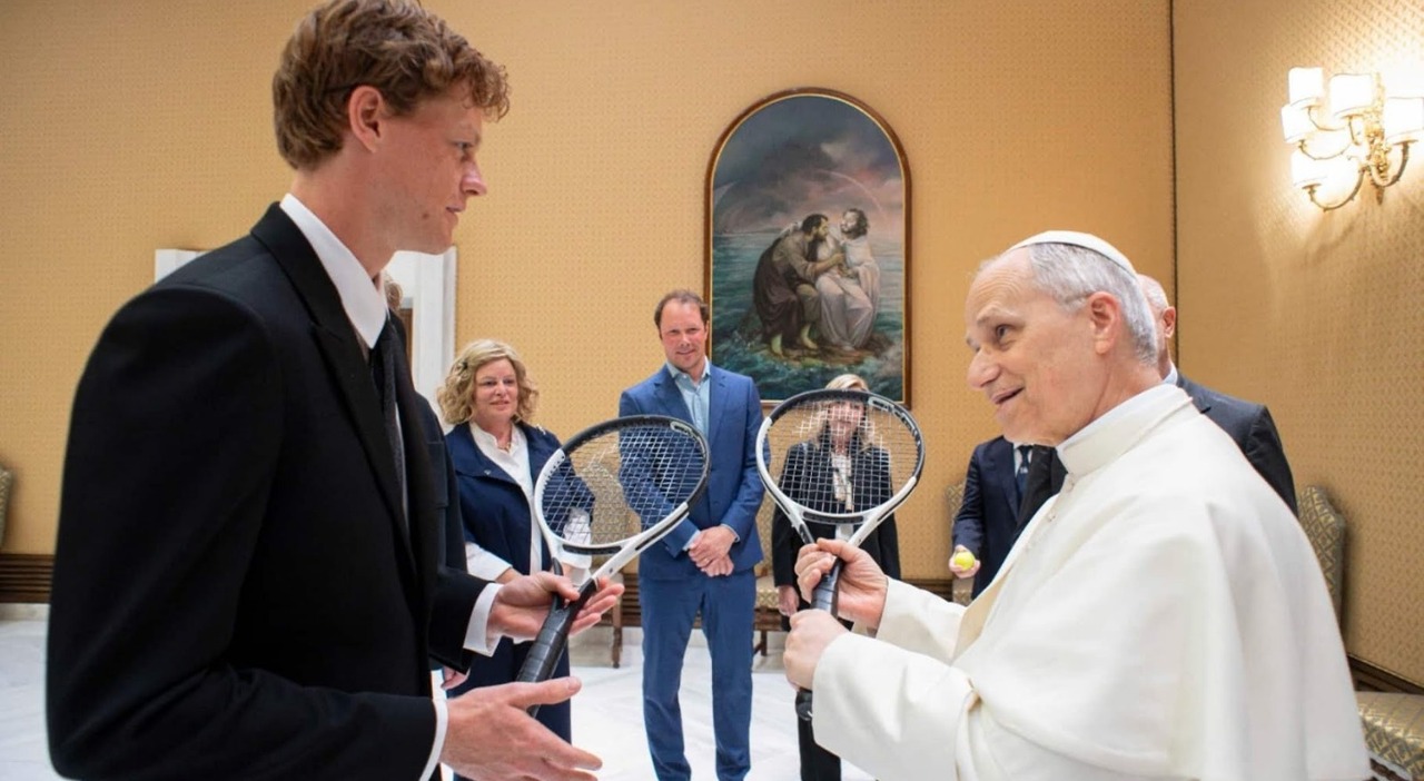 Sinner da Papa Leone XIV gli regala una racchetta: «Giochiamo?». E il pontefice: «Qui è meglio di no...» Sinner da Papa Leone XIV gli regala una racchetta: «Giochiamo?». E il pontefice: «Qui è meglio di no...»
