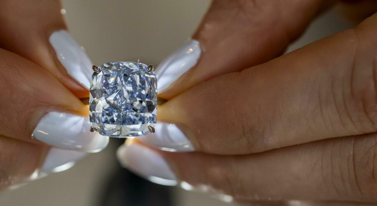 Il 'Mediterranean Blue': Un Diamante Blu Raro da 18.4 Milioni di Euro Incanta Ginevra