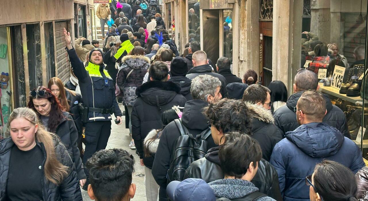 Borseggiatori, 40 donne e 10 uomini fermati dalla polizia locale a Venezia, ma 12 non sono imputabili Borseggiatori, 40 donne e 10 uomini fermati dalla polizia locale a Venezia, ma 12 non sono imputabili