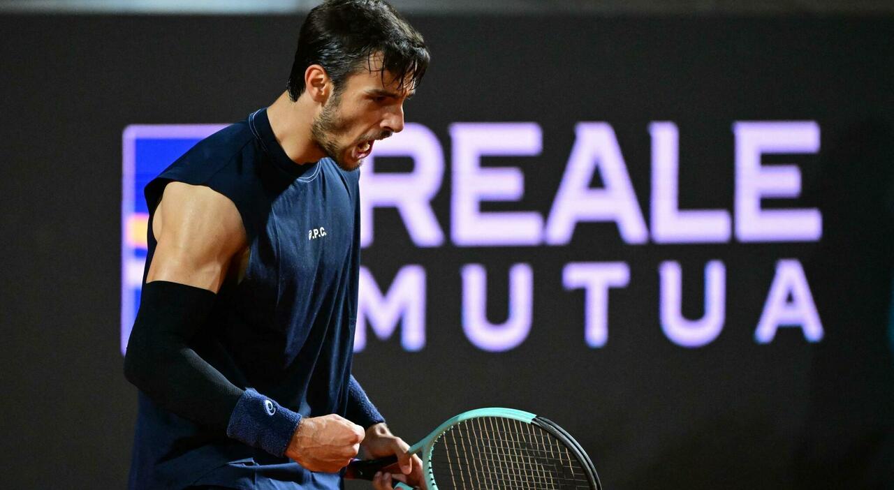 Musetti, pagelle del match con Zverev: il rovescio a una mano (10), le lamentele di Sascha (4), la canotta di Lorenzo (5), i tifosi maleducati (2) Musetti, pagelle del match con Zverev: il rovescio a una mano (10), le lamentele di Sascha (4), la canotta di Lorenzo (5), i tifosi maleducati (2)