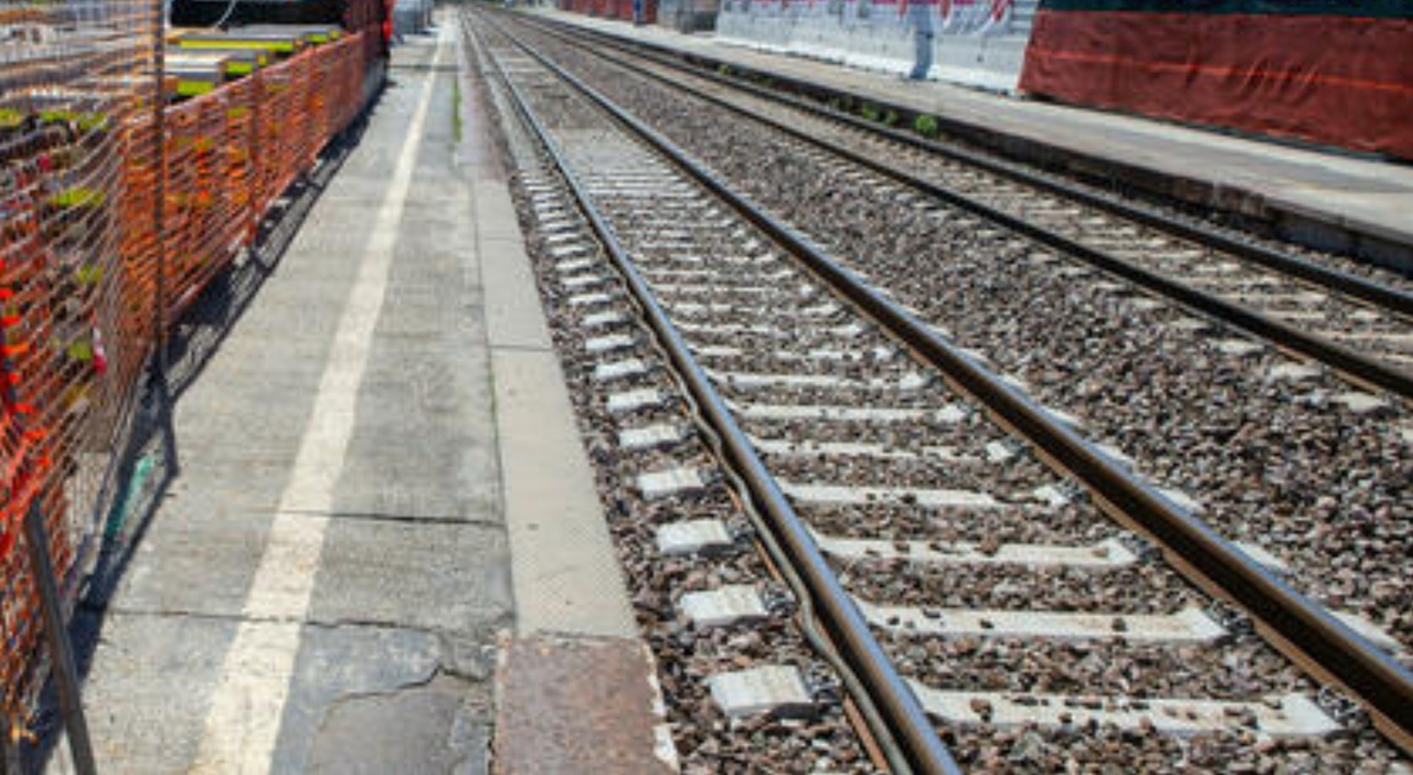 Investita da un treno al passaggio a livello, ragazzina muore sul colpo: aveva 14 anni Investita da un treno al passaggio a livello, ragazzina muore sul colpo: aveva 14 anni