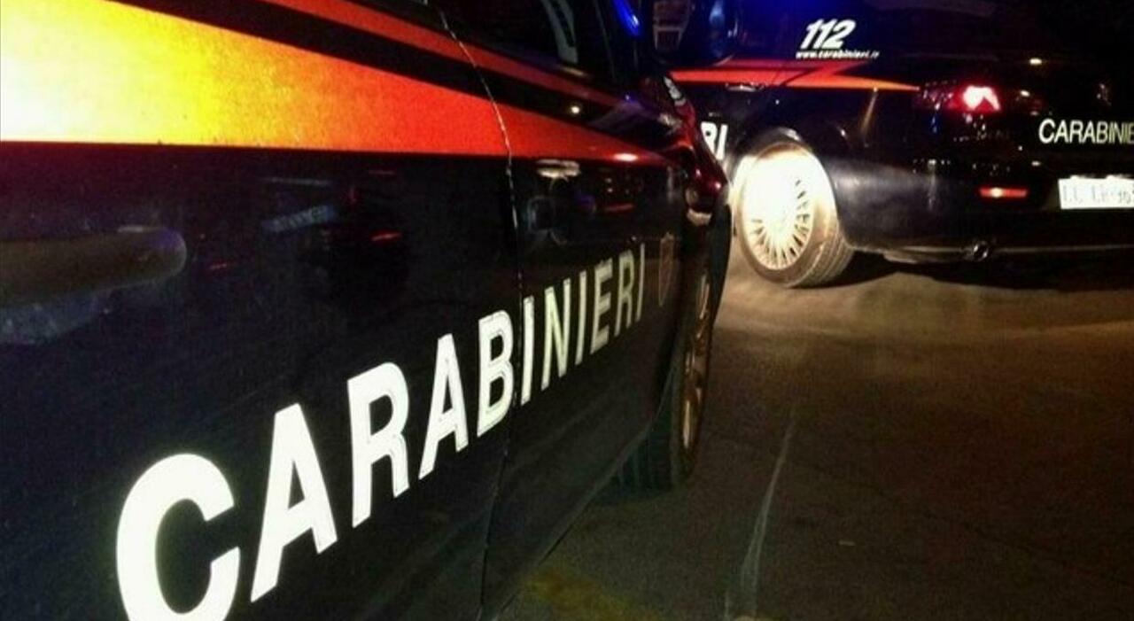 Choc ad Appignano, sale sul tetto del condominio e si spara un colpo di pistola. Il corpo precipita a terra: la vittima ha 58 anni. Indagini in corso Choc ad Appignano, sale sul tetto del condominio e si spara un colpo di pistola. Il corpo precipita a terra: la vittima ha 58 anni. Indagini in corso