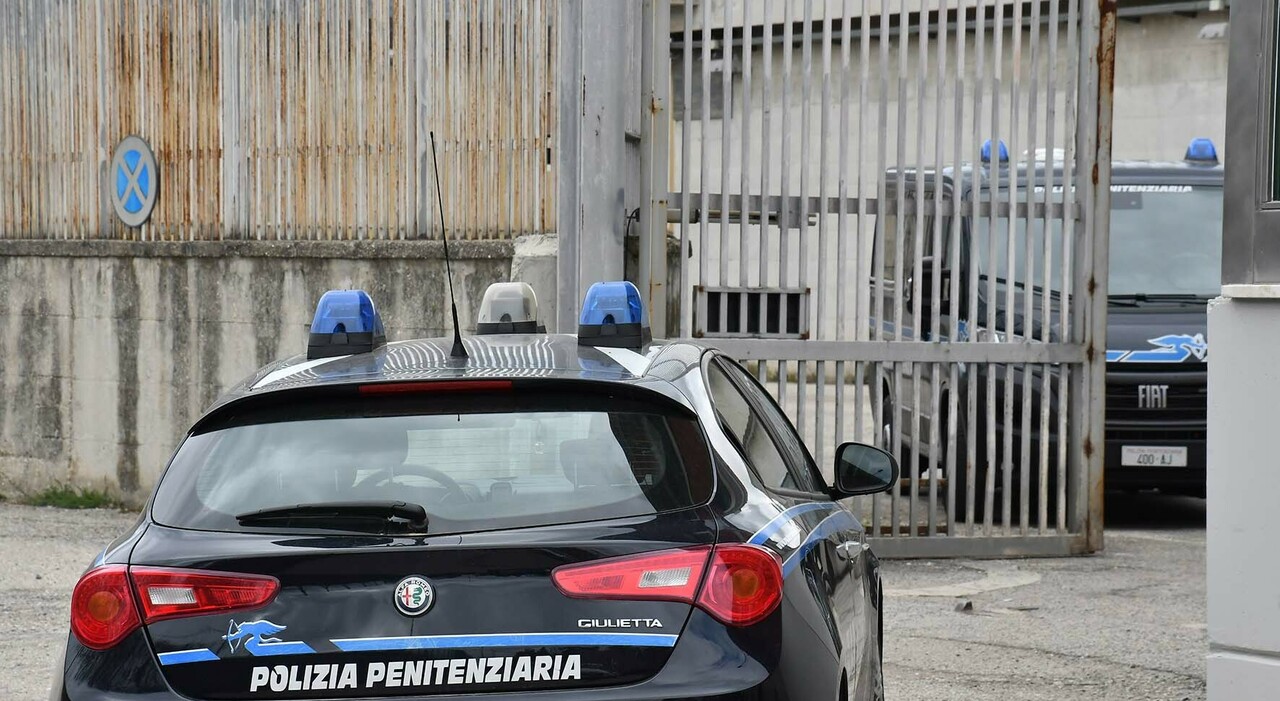 maxi perquisizione a montacuto nelle celle dei detenuti più pericolosi sequestrati 23 cellulari servivano per proseguire i piani criminosi da Corriereadriatico.it maxi perquisizione a montacuto nelle celle dei detenuti più pericolosi sequestrati 23 cellulari servivano per proseguire i piani criminosi