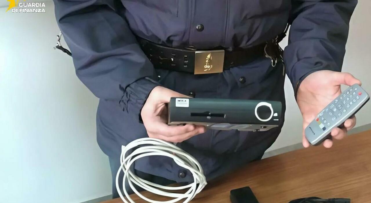 Pirateria audiovisiva, la centrale operativa in Puglia: quattro denunce. Multati più di 2.300 "clienti" Pirateria audiovisiva, la centrale operativa in Puglia: quattro denunce. Multati più di 2.300 "clienti"