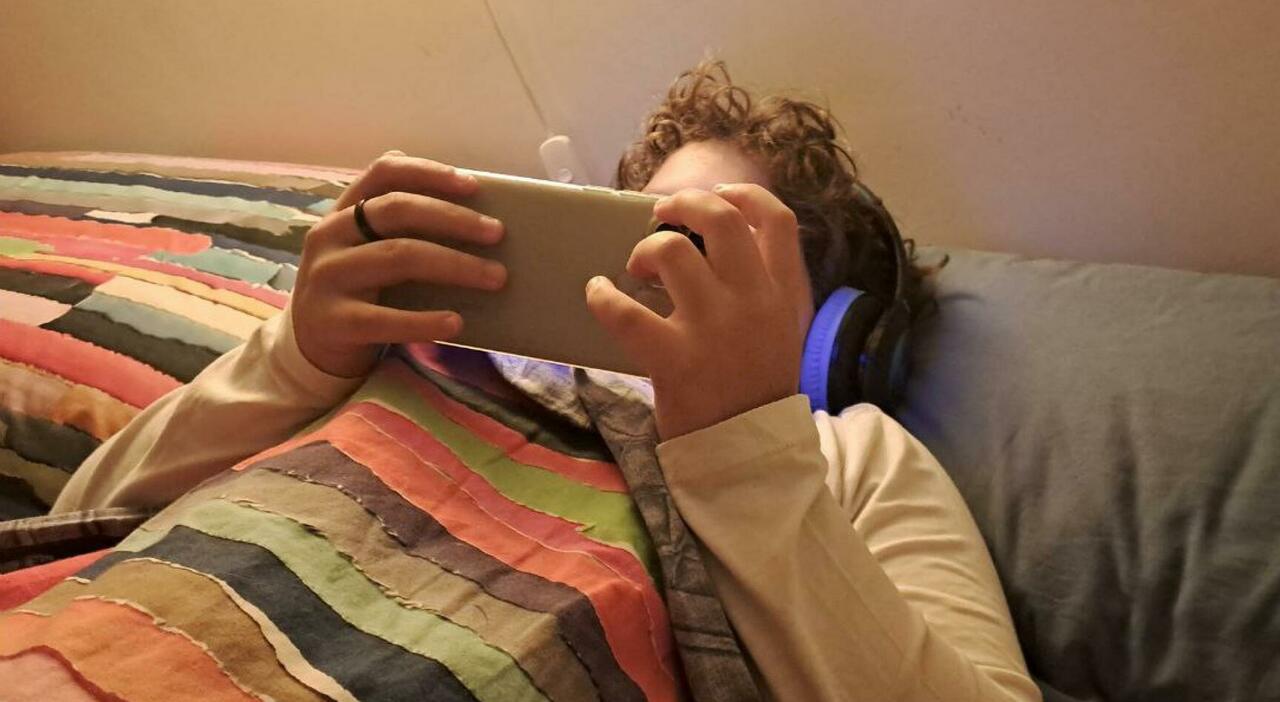 Bambini e device, dal troppo tempo davanti allo schermo al pericolo del cyberbullismo: «Il 17% va in ansia se viene gli viene tolto lo smartphone o tablet» Lo studio Bambini e device, dal troppo tempo davanti allo schermo al pericolo del cyberbullismo: «Il 17% va in ansia se viene gli viene tolto lo smartphone o tablet» Lo studio