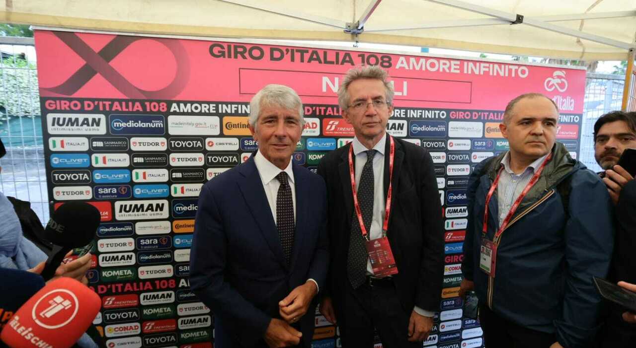 giro d italia a napoli racconti dalla corsa anche il ministro andrea abodi in bici sul lungomare