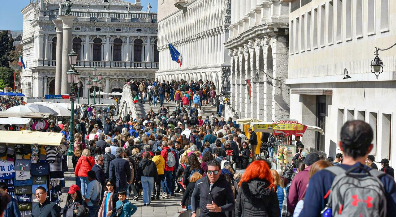 Overtourism, pistole ad acqua contro i troppi turisti che affollano le città. «Stimolano le economie locali ma spesso sacrificano il benessere dei residenti» Overtourism, pistole ad acqua contro i troppi turisti che affollano le città. «Stimolano le economie locali ma spesso sacrificano il benessere dei residenti»