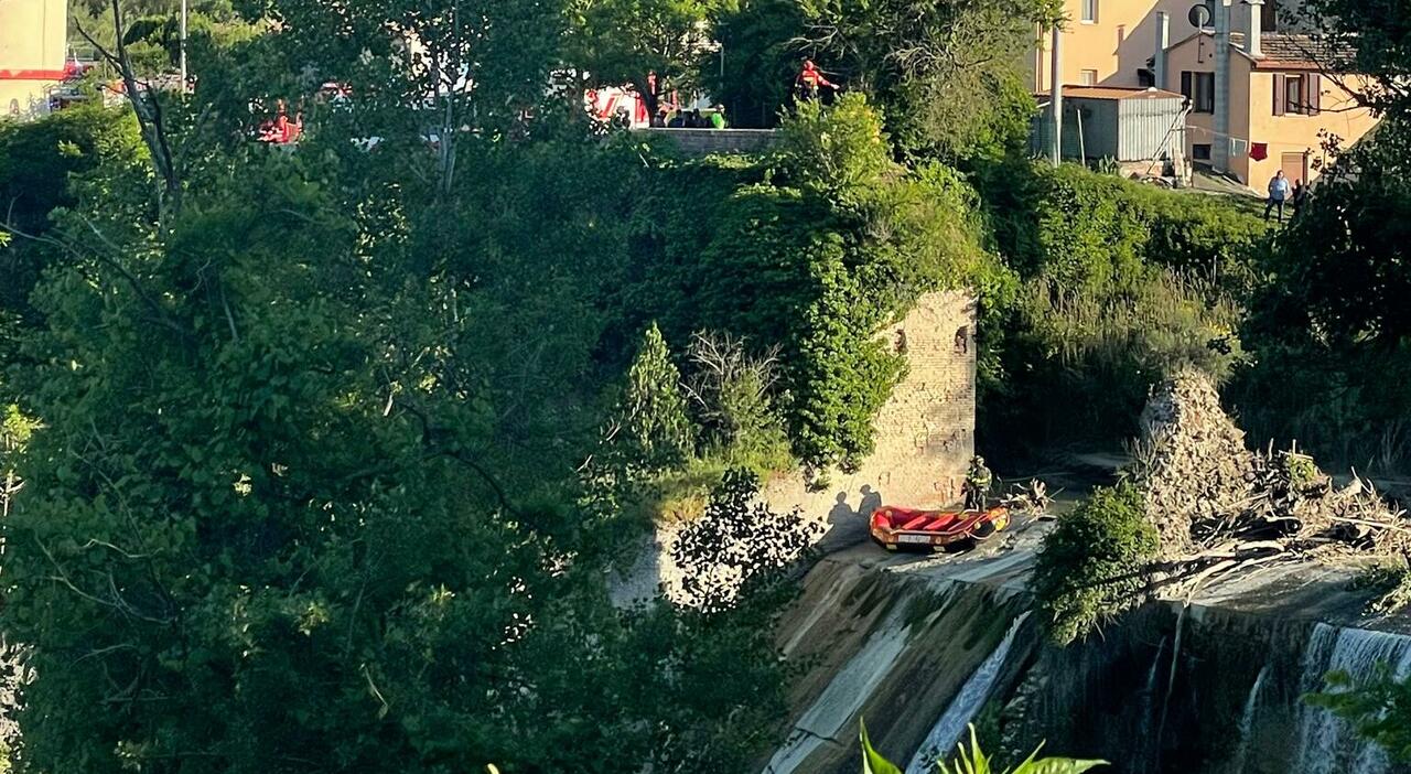 Vallefoglia, allarme per un bambino scomparso. «È caduto dal ponte». Ricerche in corso, task force sul posto Vallefoglia, allarme per un bambino scomparso. «È caduto dal ponte». Ricerche in corso, task force sul posto
