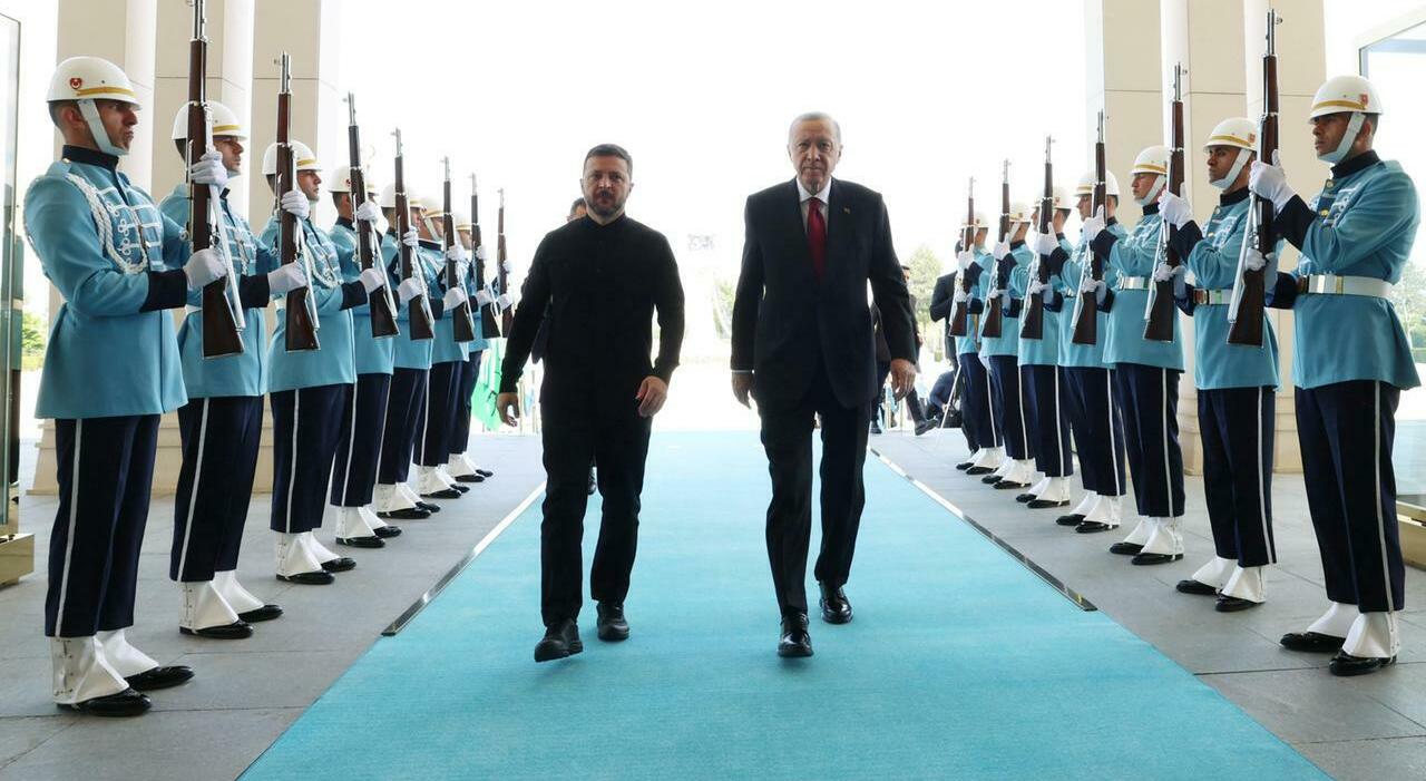Ucraina, il vertice (verso il flop) slitta tra gli insulti. Oggi colloqui senza big, Zelensky lascia Ankara Ucraina, il vertice (verso il flop) slitta tra gli insulti. Oggi colloqui senza big, Zelensky lascia Ankara