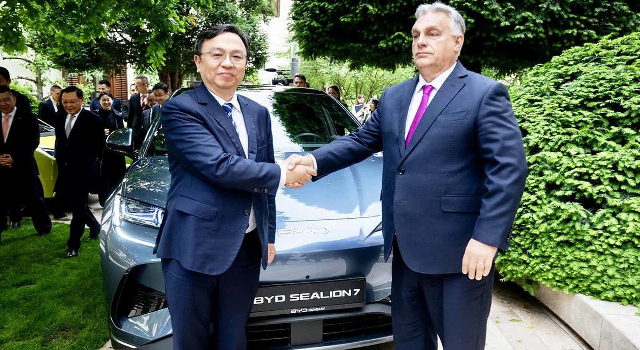 Il primo ministro ungherese Viktor Orban ed il ceo di Byd Wang Chuanfu
