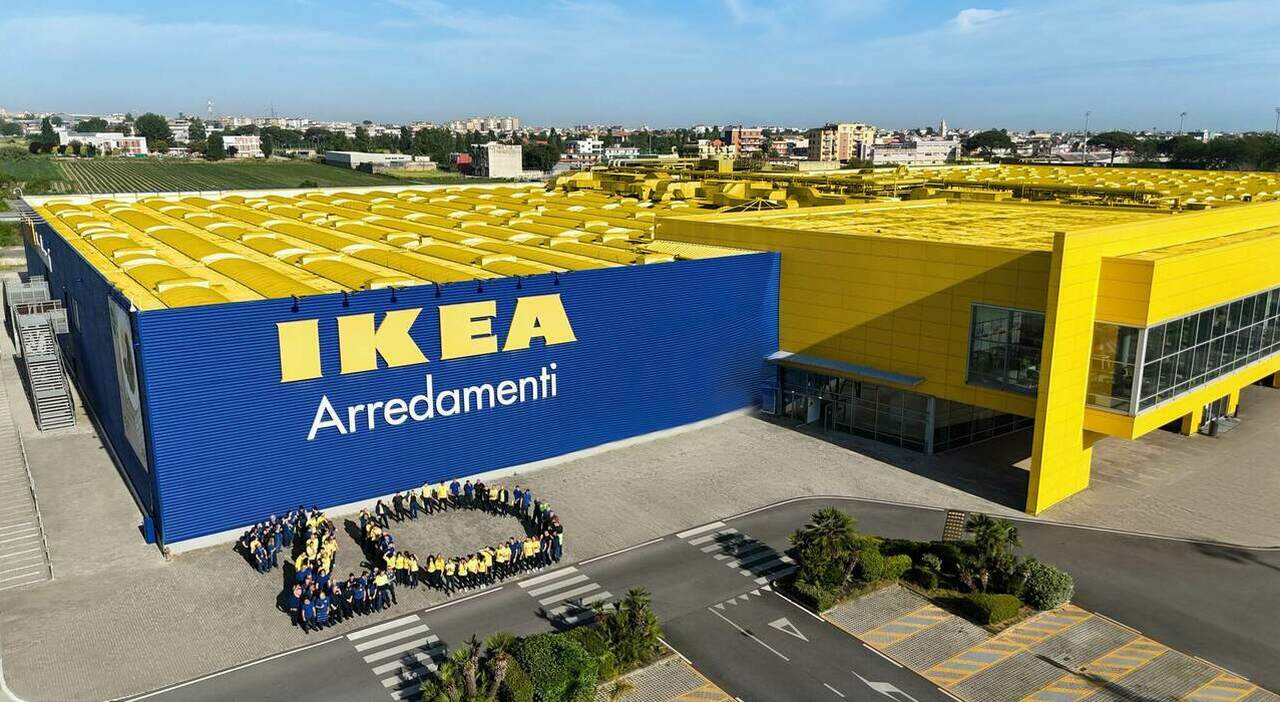 incendio all ikea di afragola in corso l evacuazione del negozio