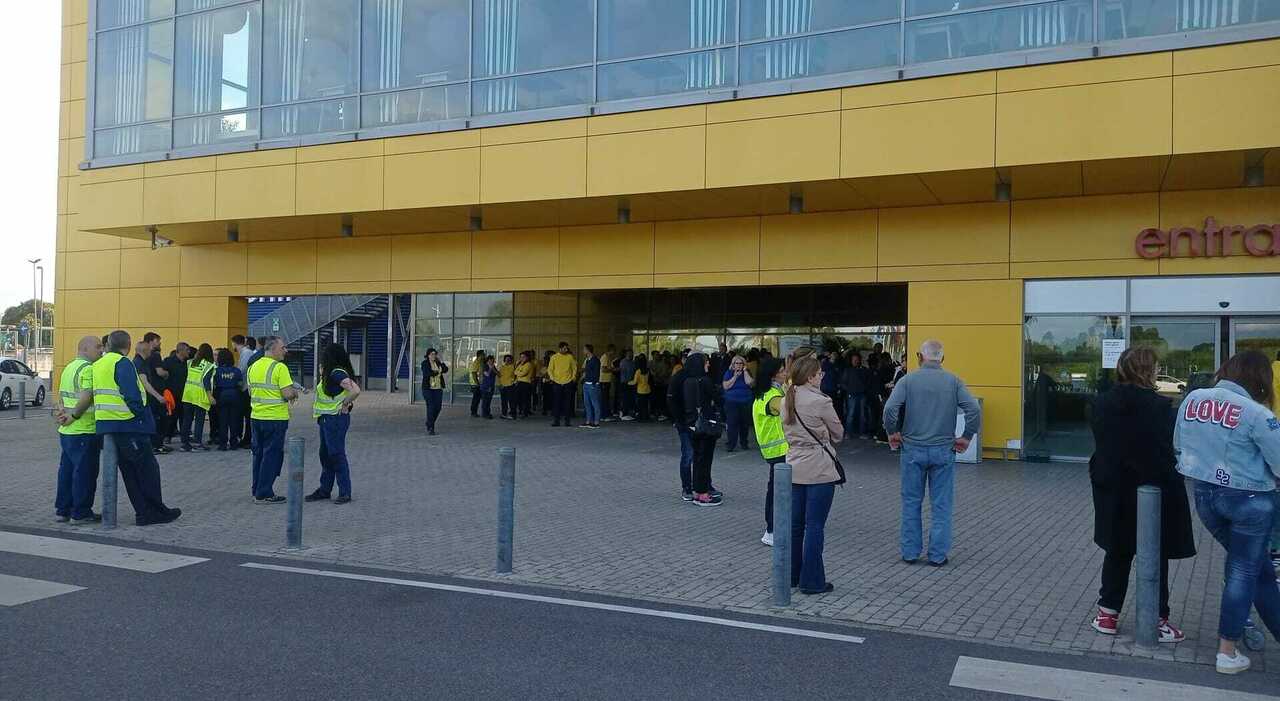 incendio all ikea di afragola rogo scoppiato nel punto ristoro e clienti evacuati